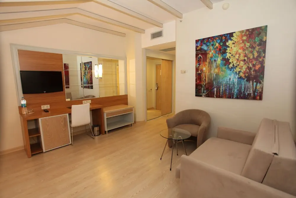 HOTEL: AQI Pegasos Resort