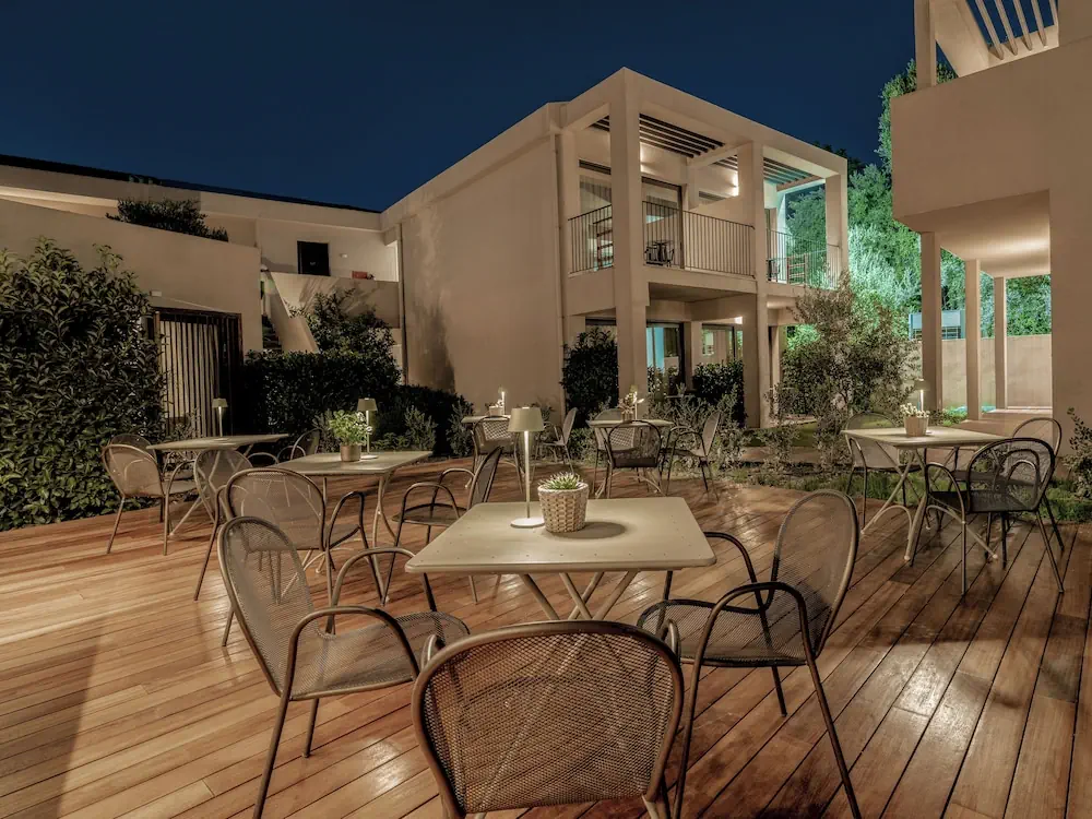 HOTEL: New Beach Hotel