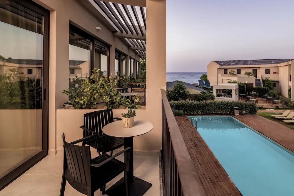 HOTEL: New Beach Hotel