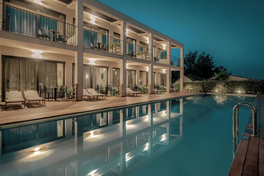 HOTEL: New Beach Hotel