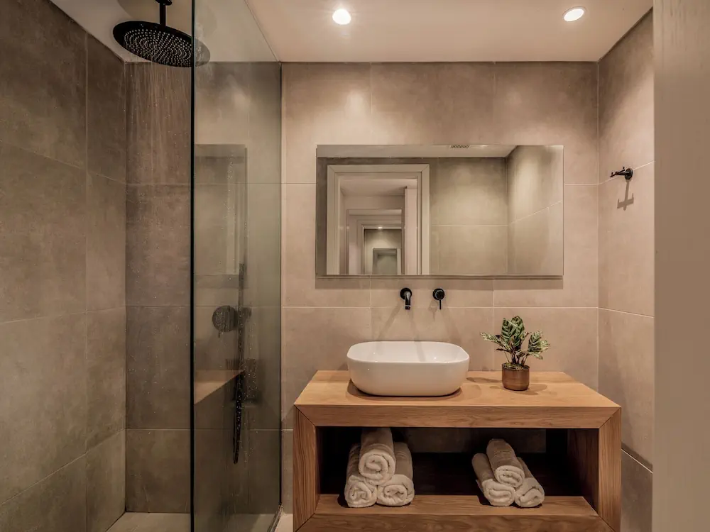 HOTEL: New Beach Hotel