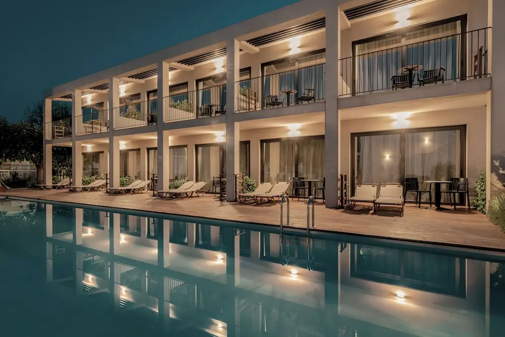 HOTEL: New Beach Hotel