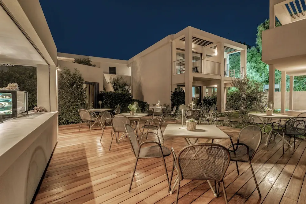 HOTEL: New Beach Hotel