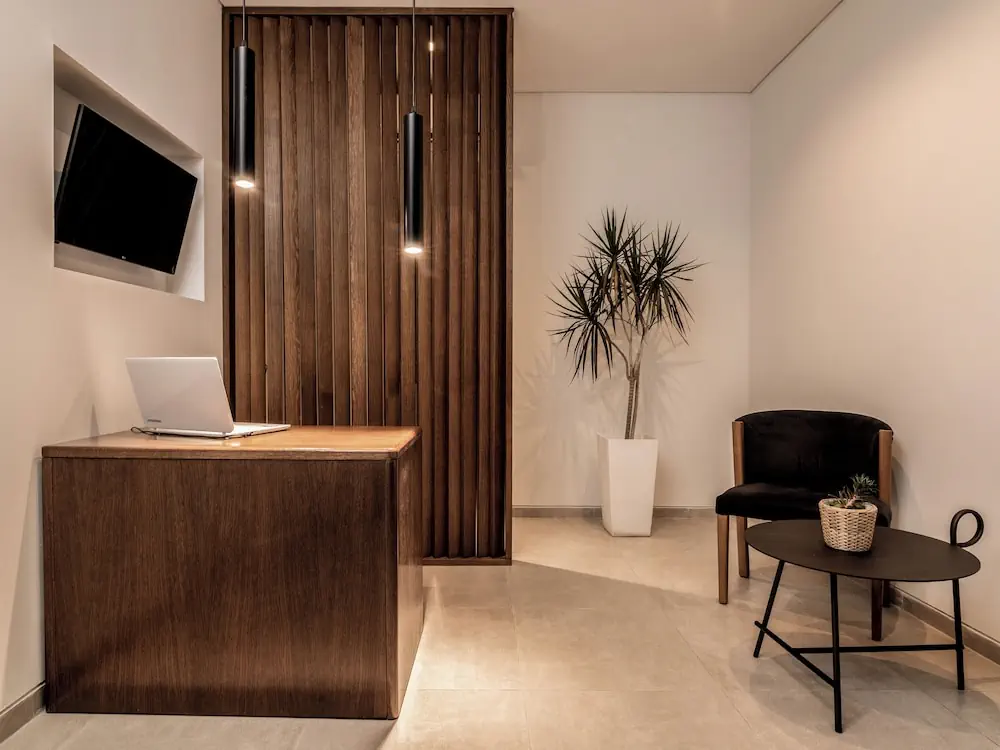 HOTEL: New Beach Hotel