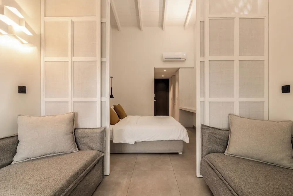HOTEL: New Beach Hotel
