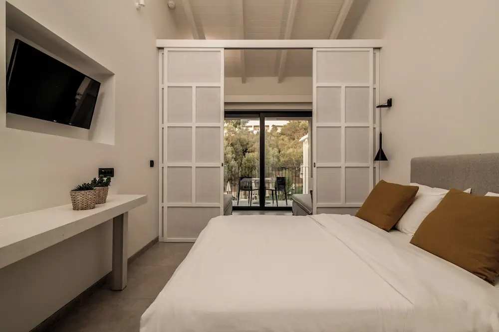 HOTEL: New Beach Hotel