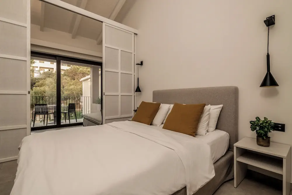 HOTEL: New Beach Hotel