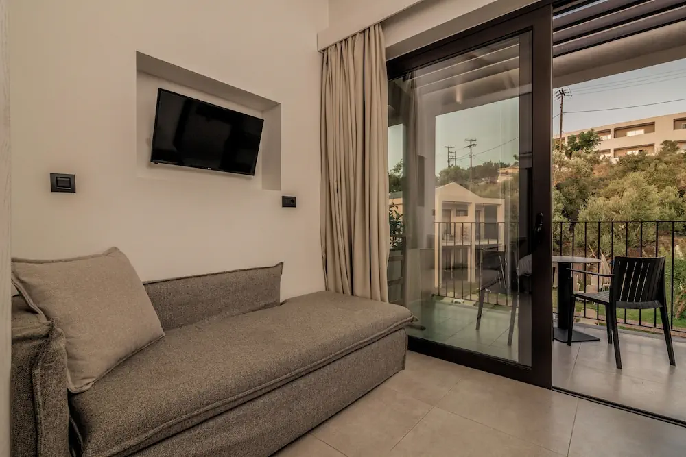 HOTEL: New Beach Hotel