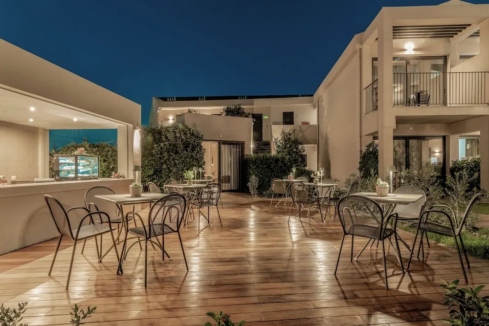 HOTEL: New Beach Hotel