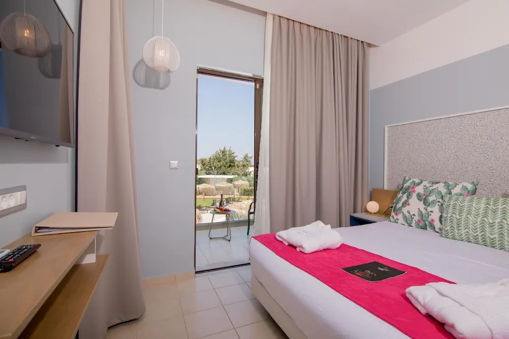 HOTEL: Lindos Breeze Beach Hotel