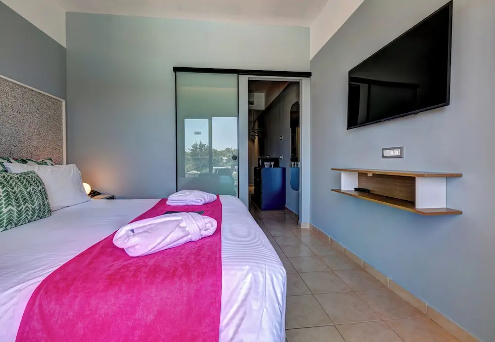 HOTEL: Lindos Breeze Beach Hotel