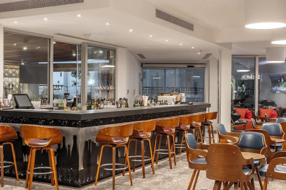 HOTEL: Park Beach Hotel