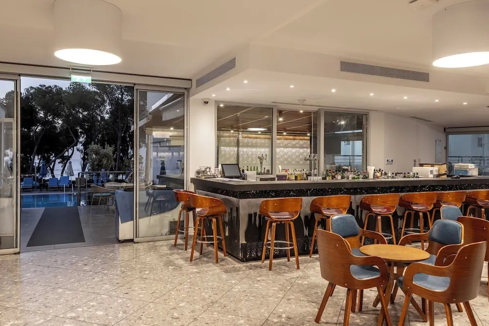 HOTEL: Park Beach Hotel