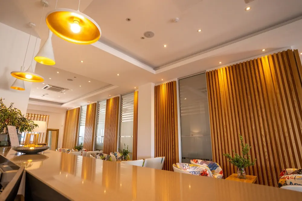 HOTEL: Vrachia Beach Hotel and Suites - Adults only