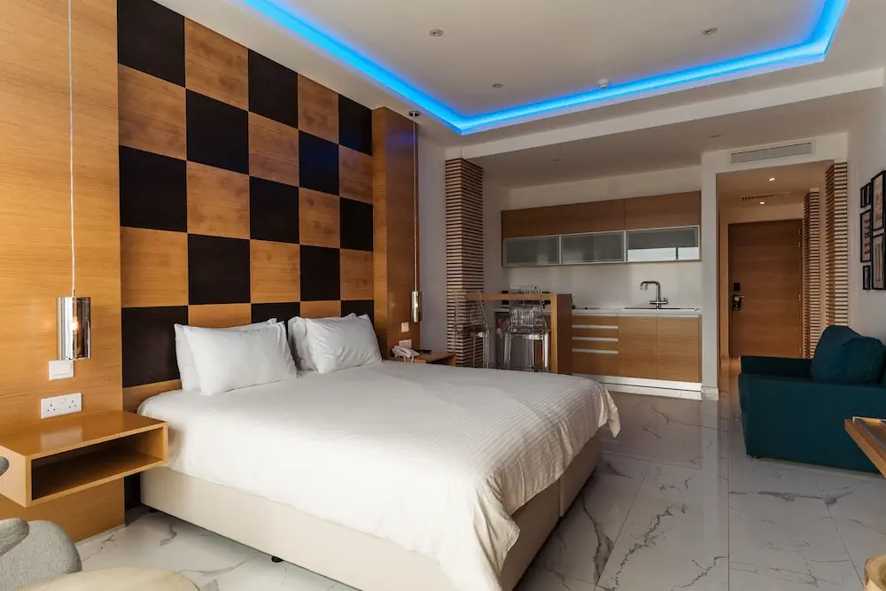 HOTEL: Vrachia Beach Hotel and Suites - Adults only