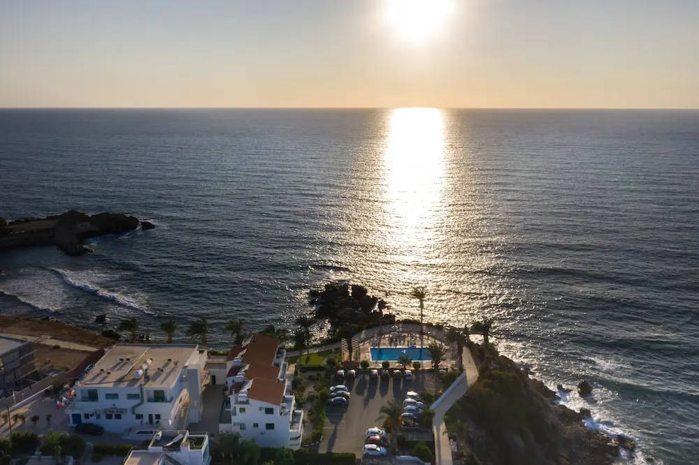 HOTEL: Vrachia Beach Hotel and Suites - Adults only