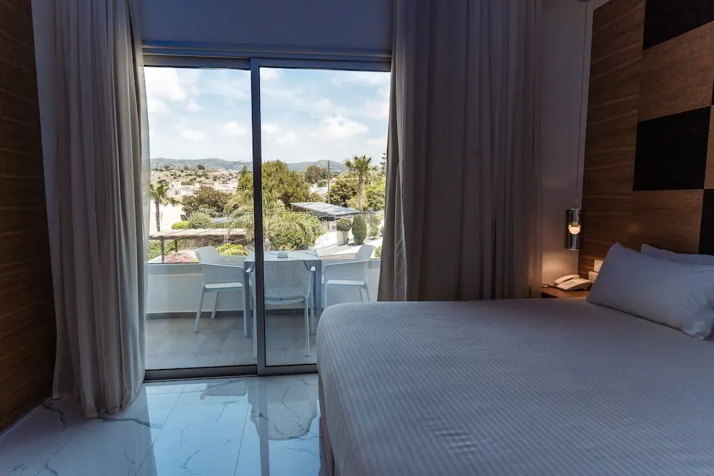HOTEL: Vrachia Beach Hotel and Suites - Adults only