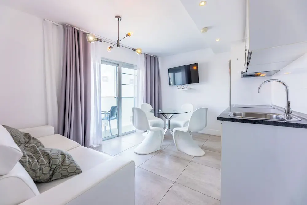 HOTEL: Bristol Sunset Beach