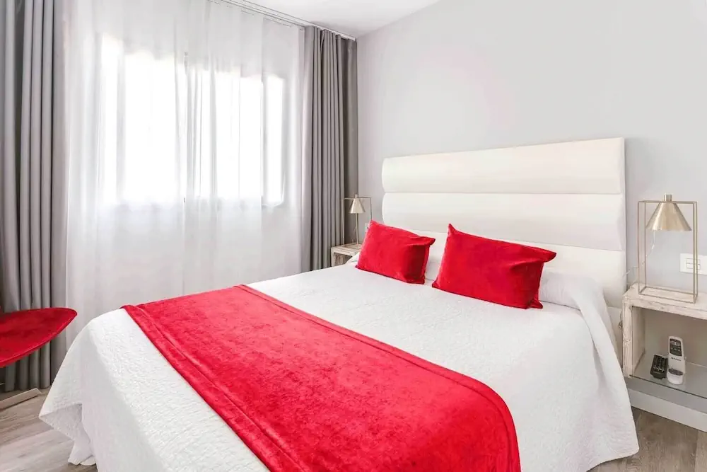 HOTEL: Bristol Sunset Beach
