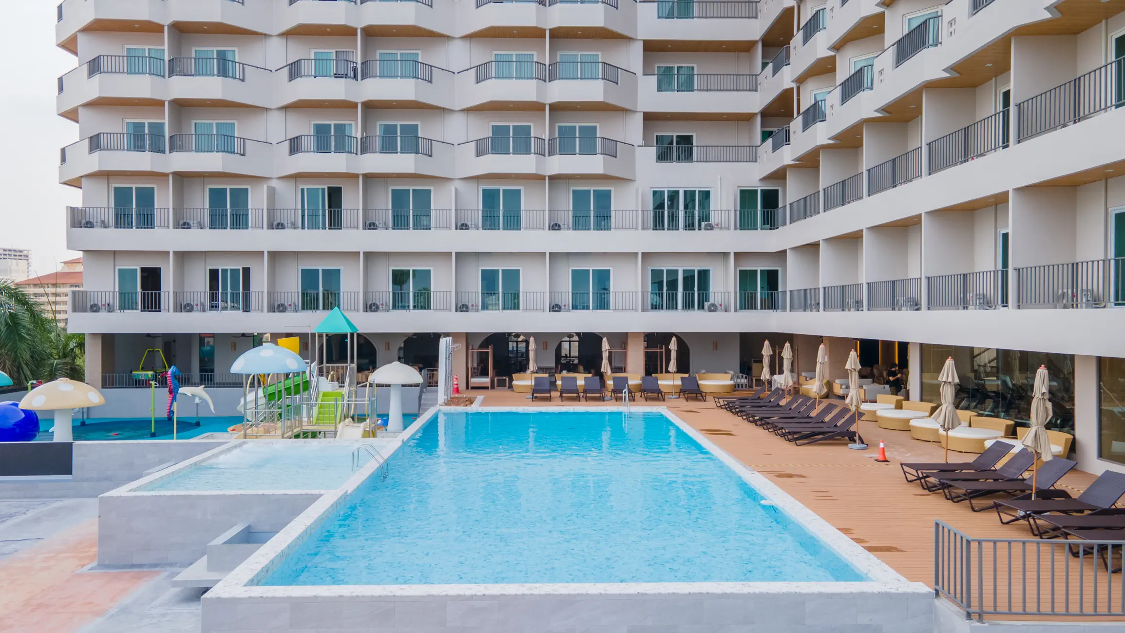 Jomtien Thani - zdjęcie 2