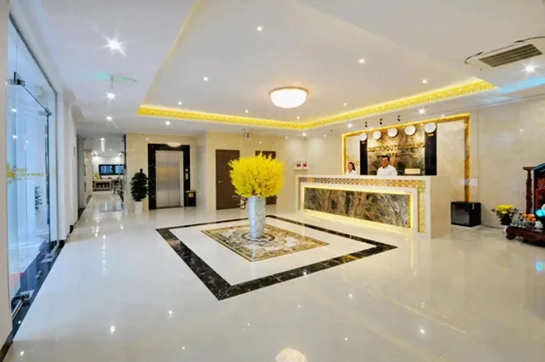 Crown Nguyen Hoang - zdjęcie 8