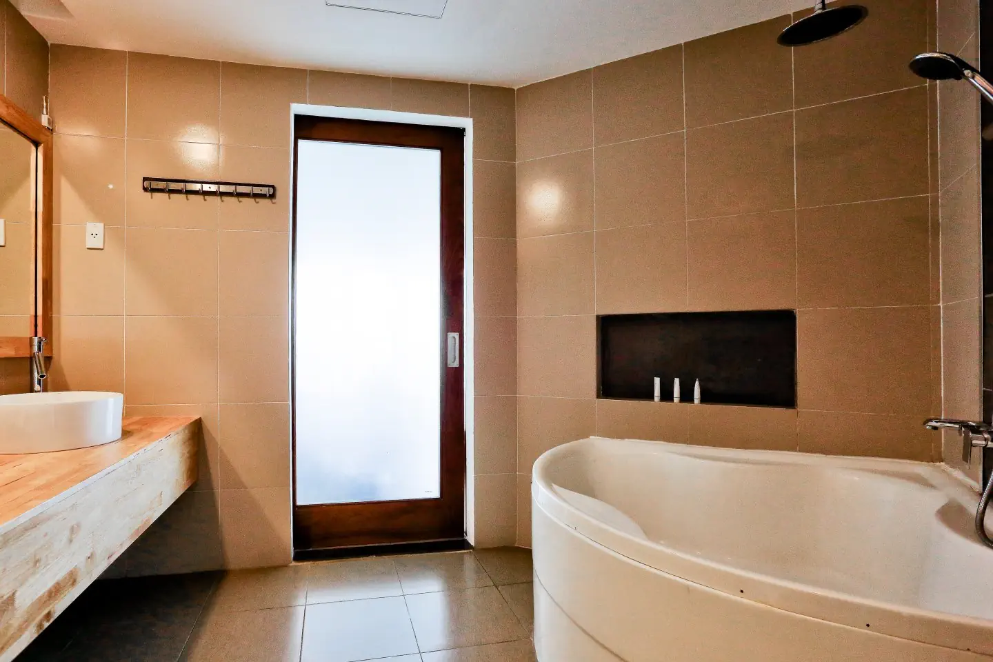 MANA MUINE BEACH RESORT