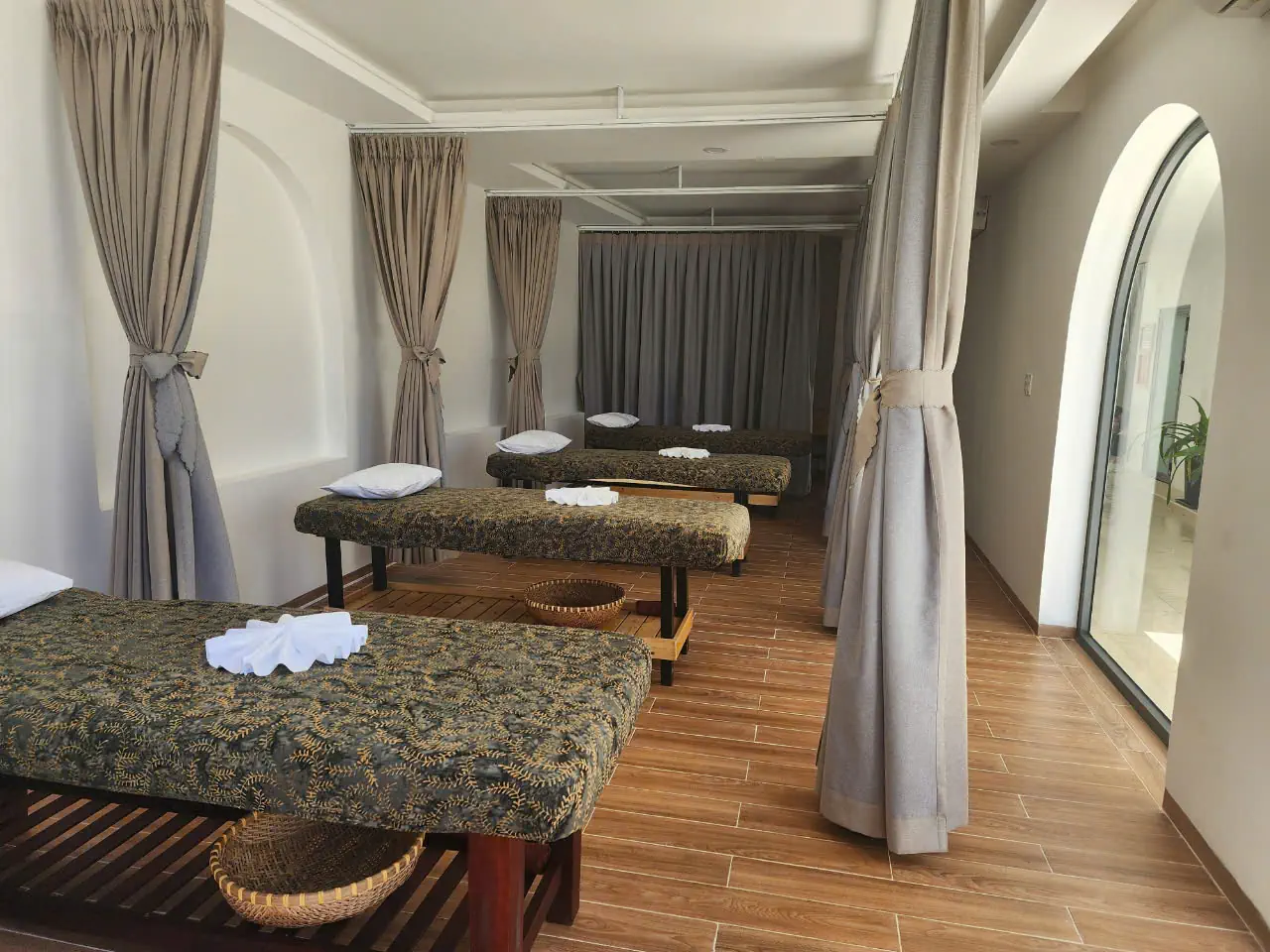 MANA MUINE BEACH RESORT