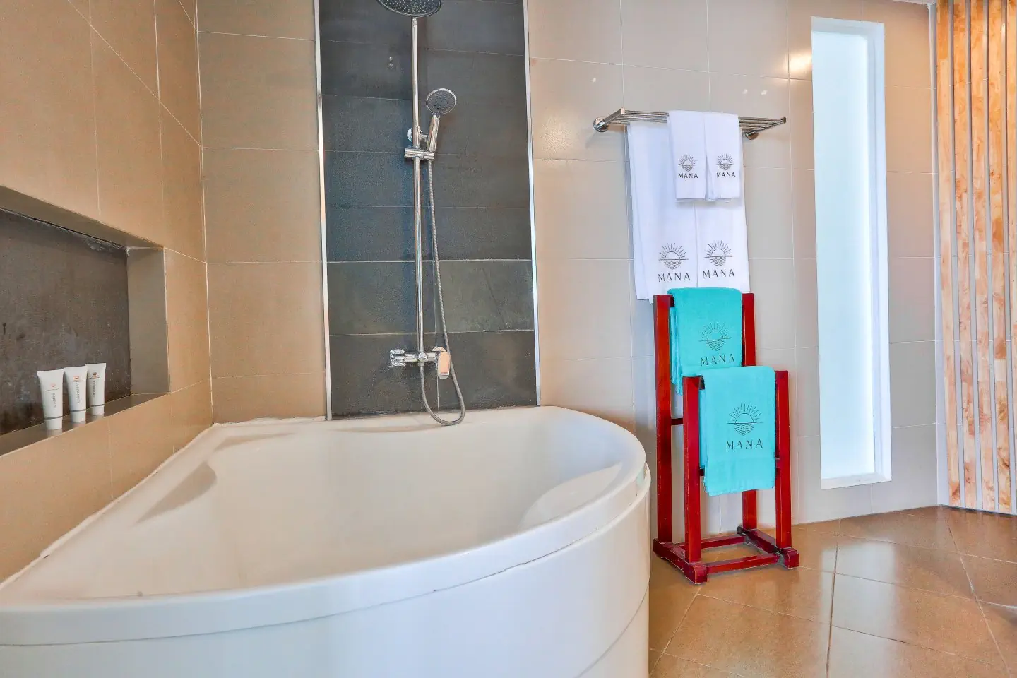 MANA MUINE BEACH RESORT