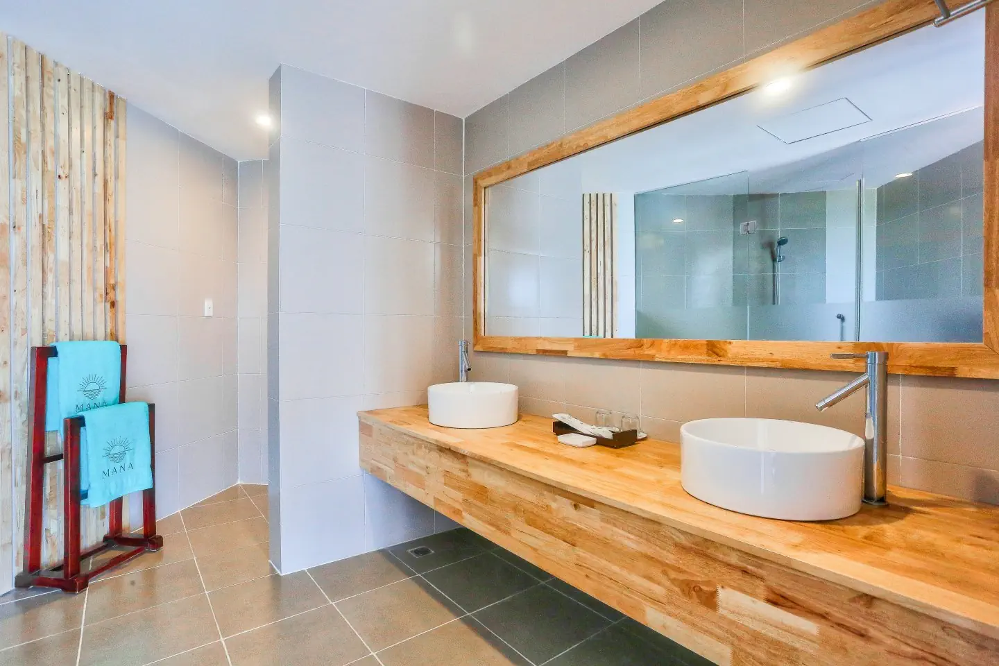 MANA MUINE BEACH RESORT