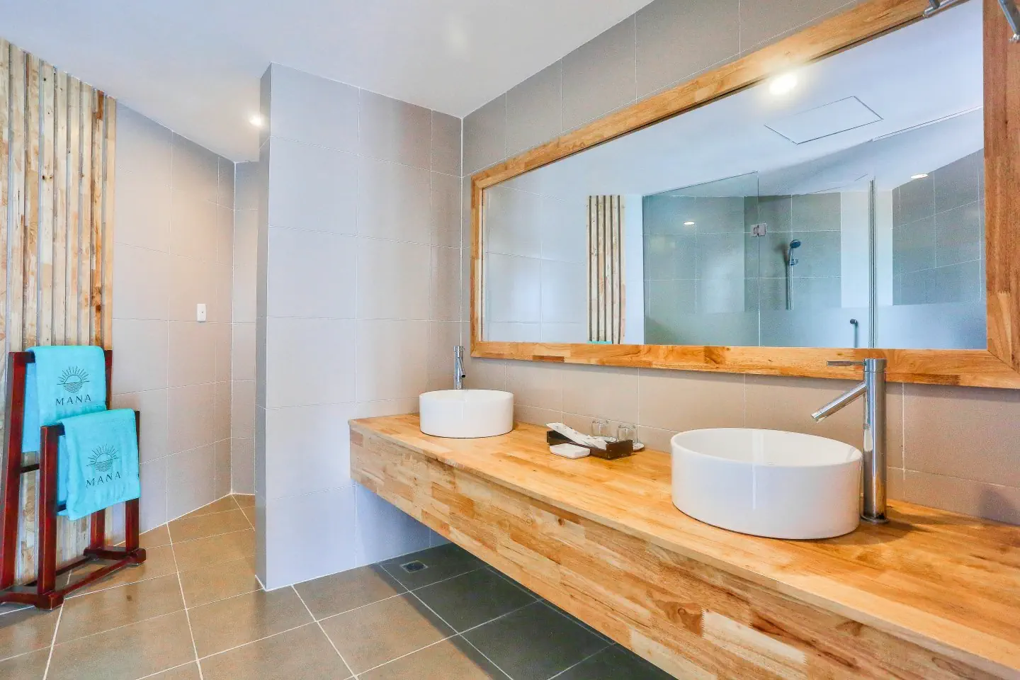 MANA MUINE BEACH RESORT